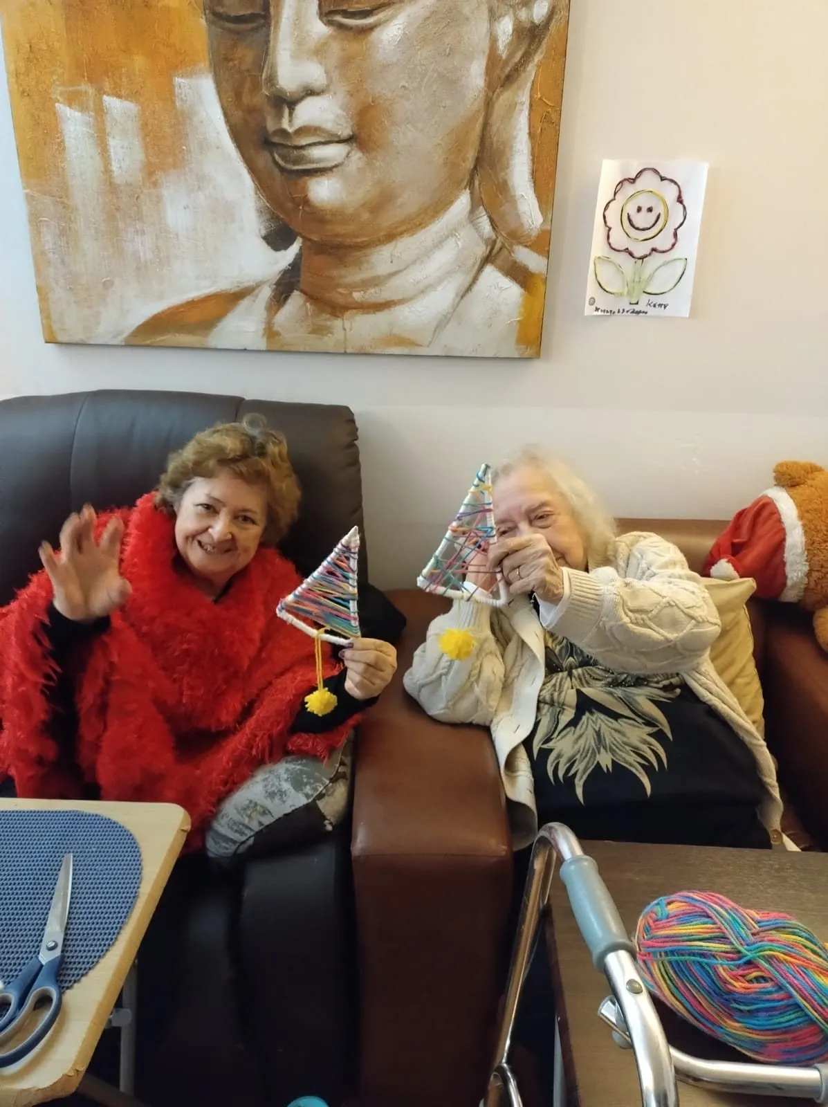 Dos residentes celebran con gorros de fiesta en el living