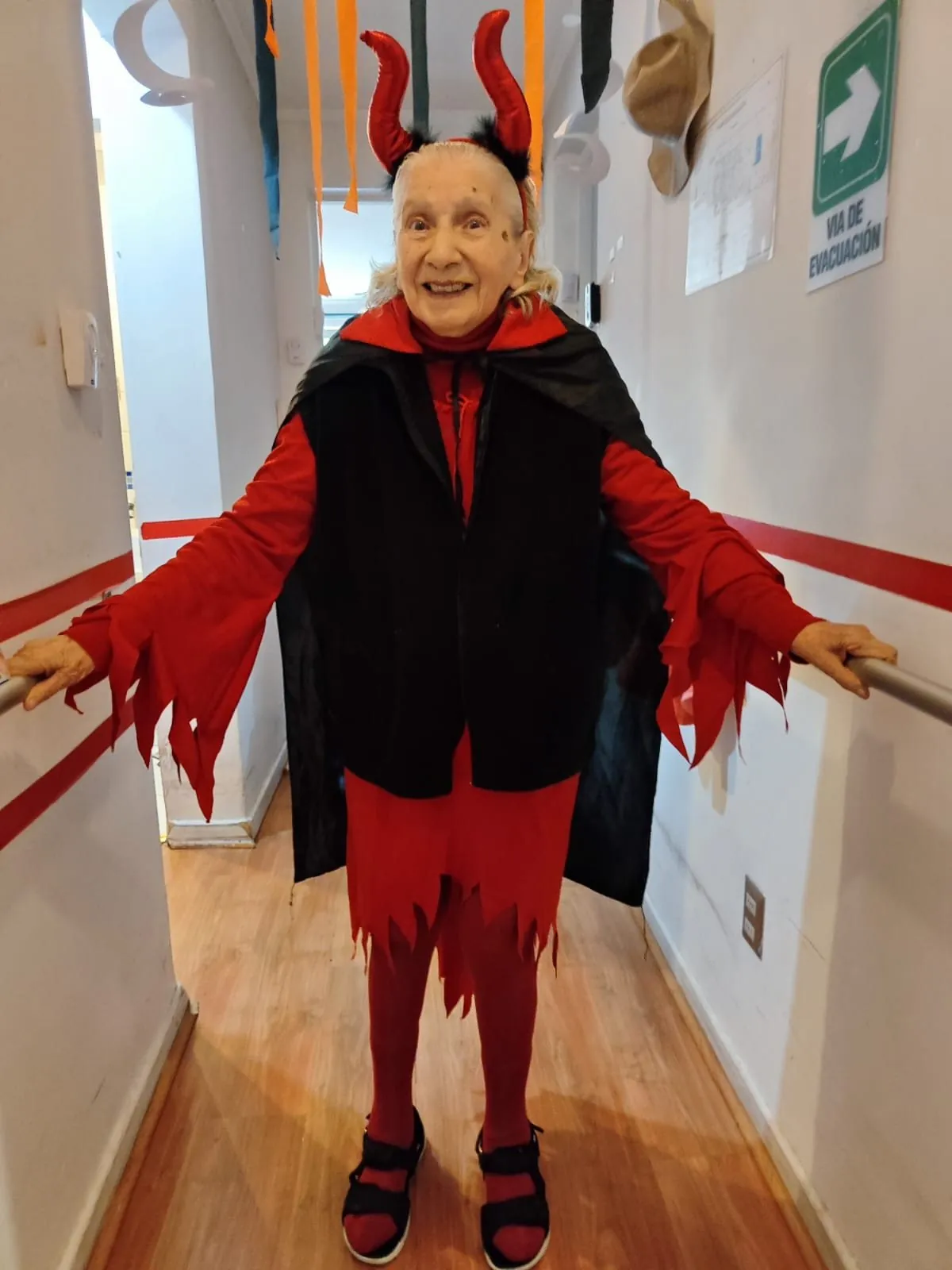 Residente disfrazada abriendo los brazos durante la fiesta de Halloween