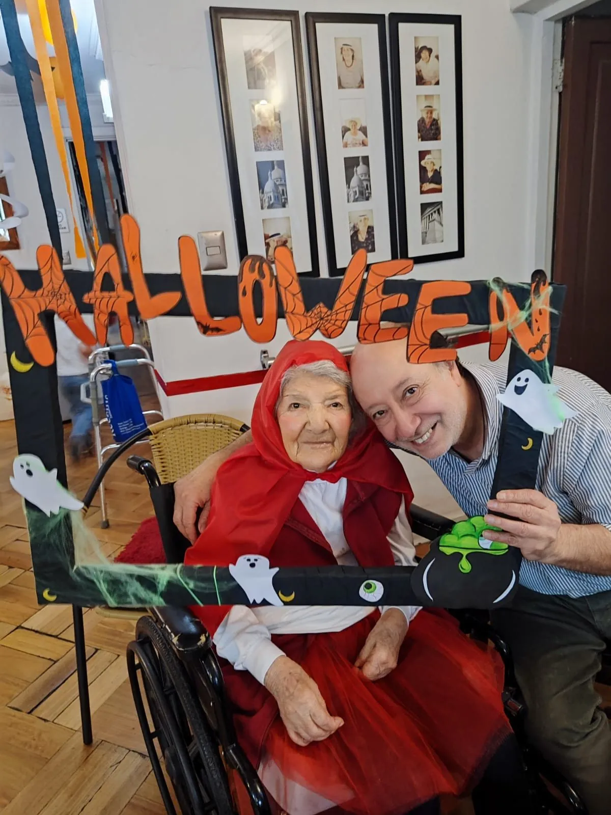Residente disfrazada junto a una cuidadora en la celebración de Halloween