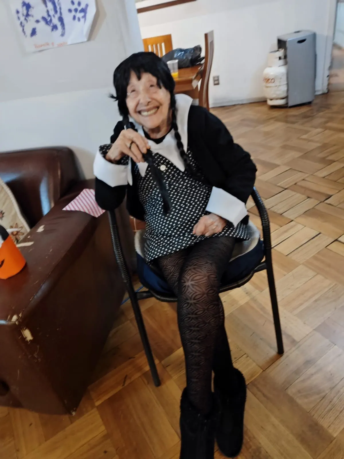 Retrato de una residente sentada en el living de la casa